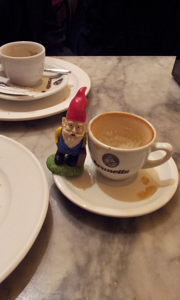 Kousuke, mi gnomo viajero, es ¡más grande que mi taza de café!